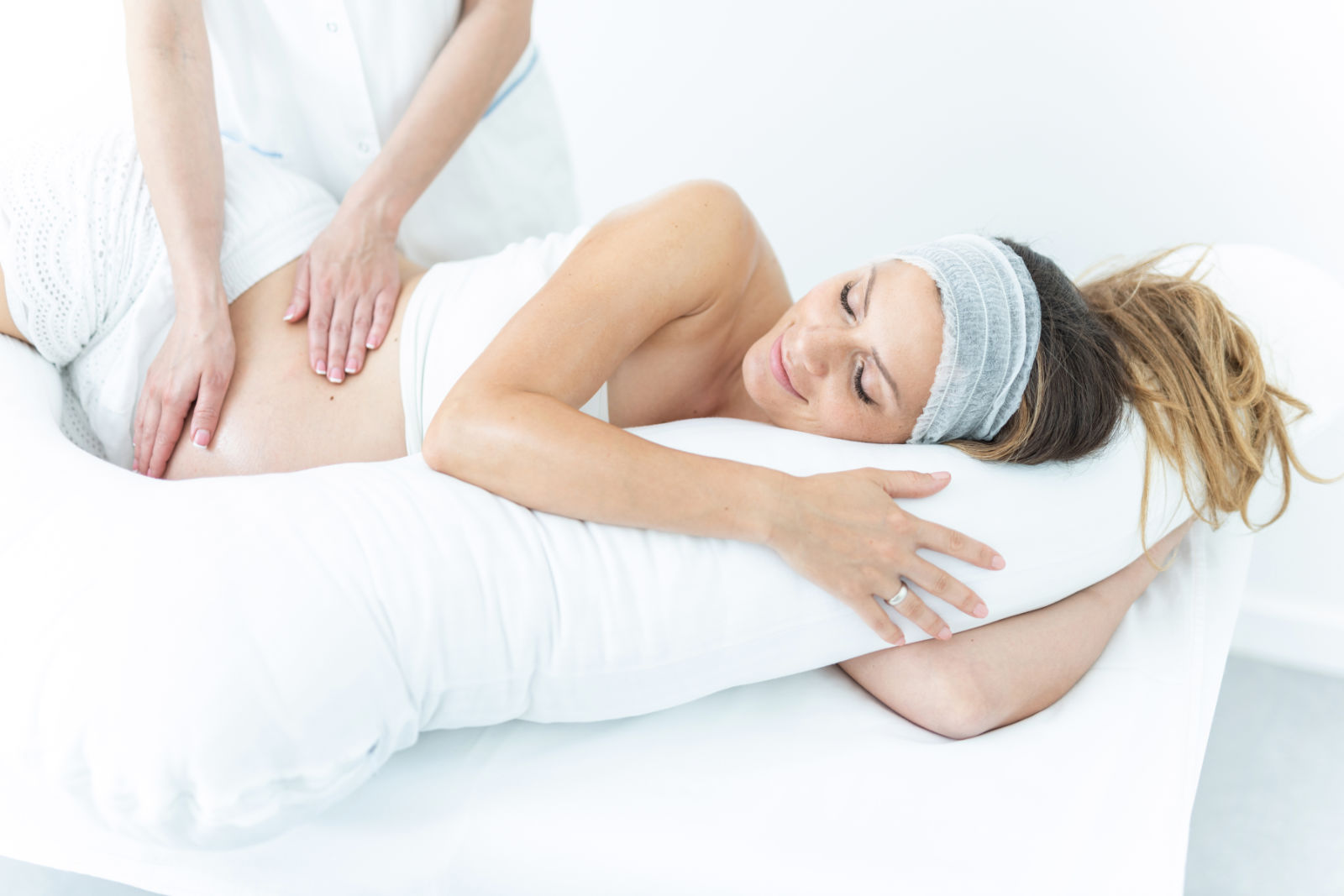 Schwangere Frau bei der Wellness-Massage
